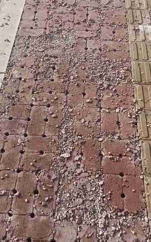  通车不到半年，吉林红旗大桥人行道地砖大面积碎裂，建设单位：受融雪剂影响导致，已修复完毕 新闻