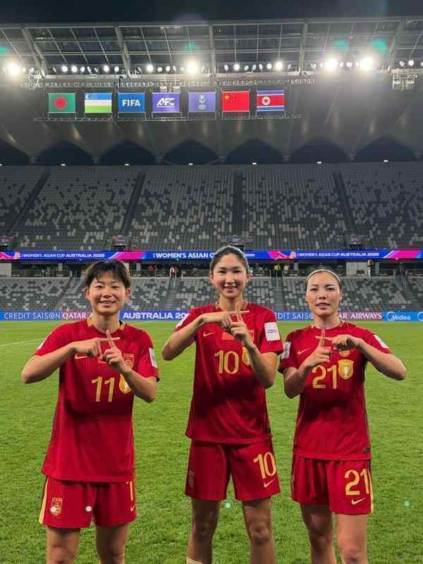  中国女足亚洲杯再胜，赛场比十手势温暖人心；第十座玫瑰梦想球场即将落户陕西宜君。 体育新闻 中国女足亚洲杯再胜，赛场比十手势温暖人心；第十座玫瑰梦想球场即将落户陕西宜君。 体育新闻 中国女足亚洲杯再胜，赛场比十手势温暖人心；第十座玫瑰梦想球场即将落户陕西宜君。 体育新闻