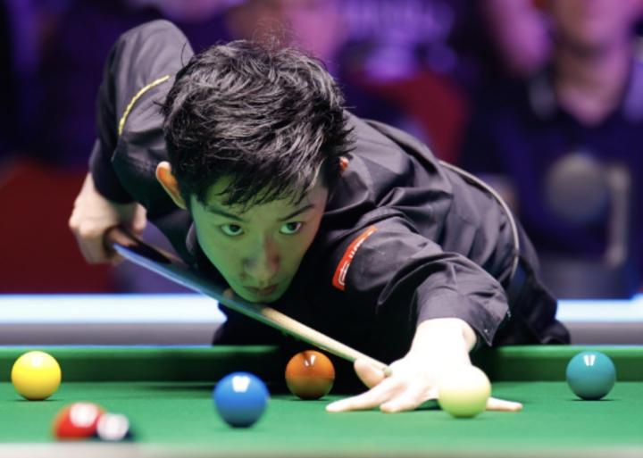  从1比4落后到4比4扳平；关键一瞬黑球失手；中国独苗止步四强。 体育新闻