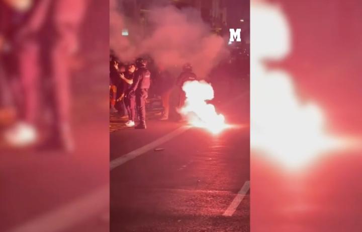  国王杯赛前冲突升级，马竞大巴遭袭，车窗碎裂引发热议。 体育新闻