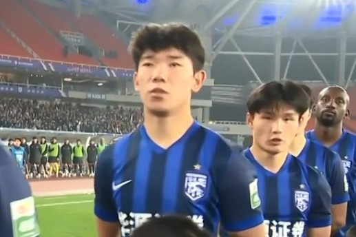  姜利勋首登中超舞台；紧张与兴奋交织，成长之路刚刚开启。 体育新闻