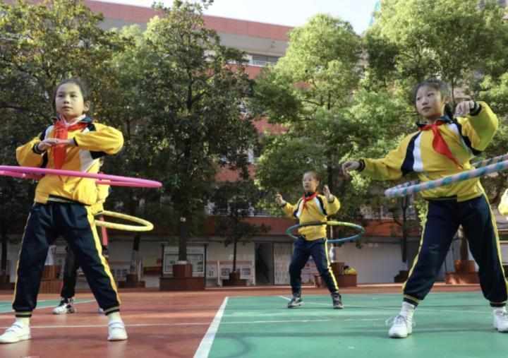 政协委员厉彦虎提出；小学低年级课间延长建议；助力儿童身心全面发展。