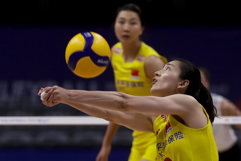  赵勇调整思路，中国女排三大位置迎来显著补强；老将经验助力，奥运资格前景明朗。 体育新闻