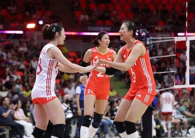  赵勇调整思路，中国女排三大位置迎来显著补强；老将经验助力，奥运资格前景明朗。 体育新闻