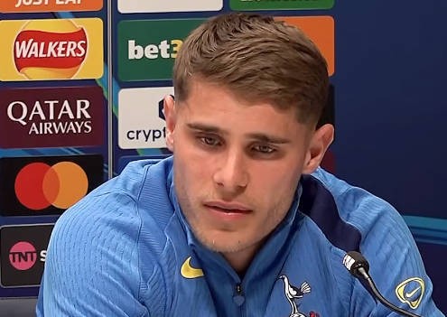  热刺后卫范德芬直面质疑；滑倒事件与鞋子无关，球队韧性值得肯定。 体育新闻 热刺后卫范德芬直面质疑；滑倒事件与鞋子无关，球队韧性值得肯定。 体育新闻