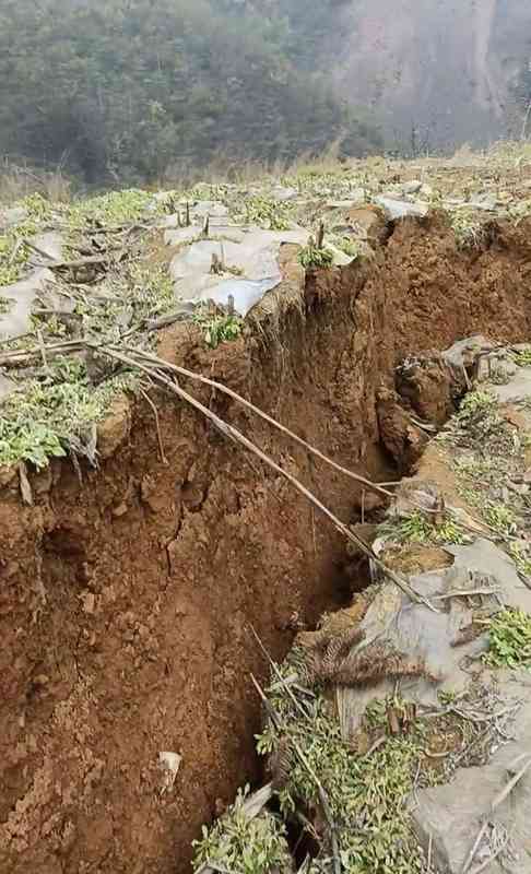  被掩盖的矿区裂痕：揭露资源开采背后的隐秘风险与合规危机 新闻