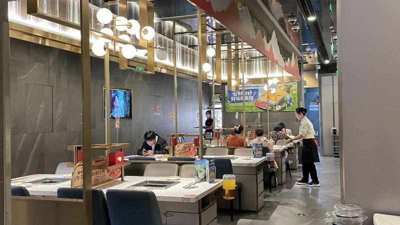  【深度拆解】连锁餐饮授权管理模式下的权力边界失控——从海底捞员工强制自费事件透视管理体系漏洞 新闻