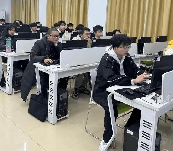  【深度拆解】2万人投票撕开就业真相：计算机神话破灭背后的结构性危机 新闻