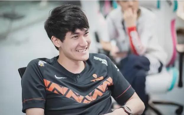  深度复盘：从天价新星到替补困局——版本迭代与英雄池缺陷的致命连锁 游戏攻略