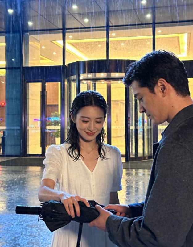 《32岁前台女孩的婚恋困局:我拒绝了所有"合适",直到遇见那个淋雨的人》 情感心理